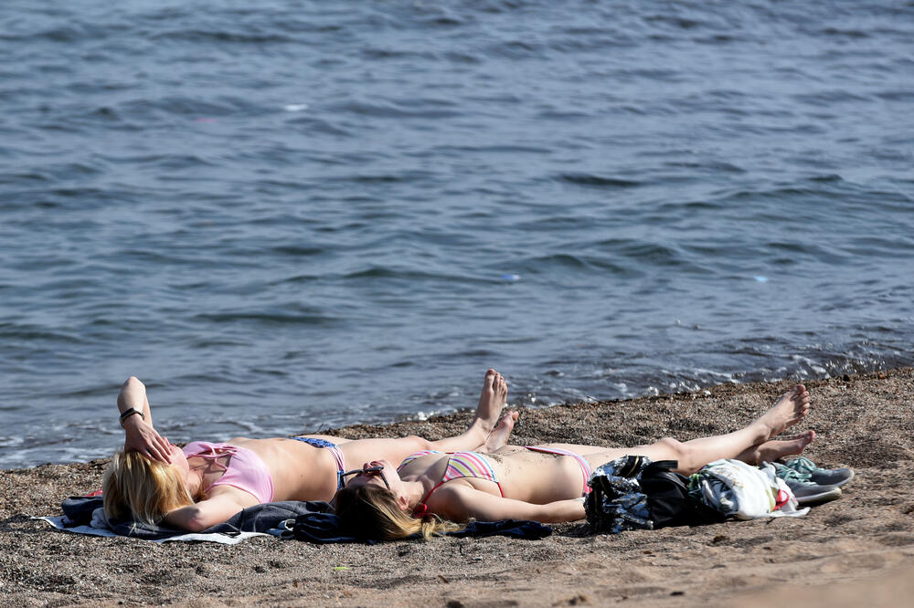 Crna Gora “puna” sunčanih dana, ne treba vještačko potamnjivanje ni odraslima: Sa jedne od plaža u Budvi, Foto: Boris Pejović