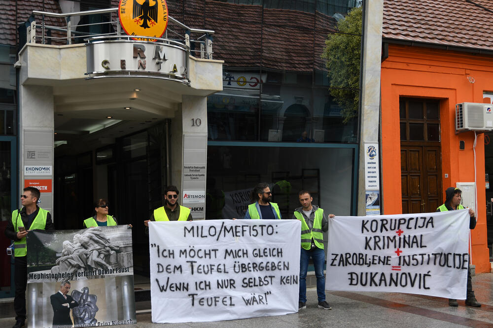 Performans pokreta "Odupri se" ispred njemačke ambasade u Podgorici, Foto: Savo Prelević