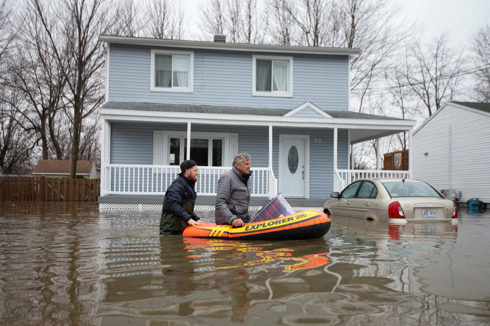 Stvari izvlače iz domova, Foto: Reuters