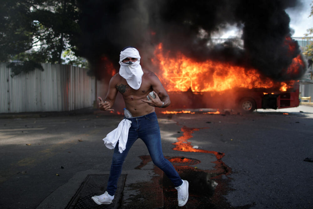 Jedan od demonstranata u Karakasu, Foto: Reuters