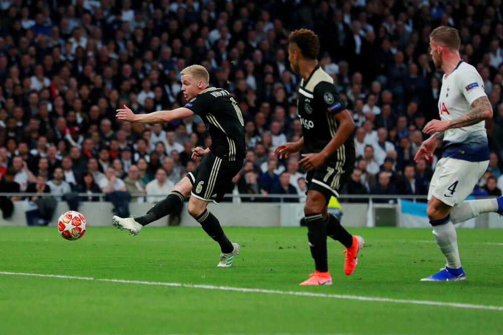 Doni van de Bek postiže gol protiv Totenhema, Foto: Reuters