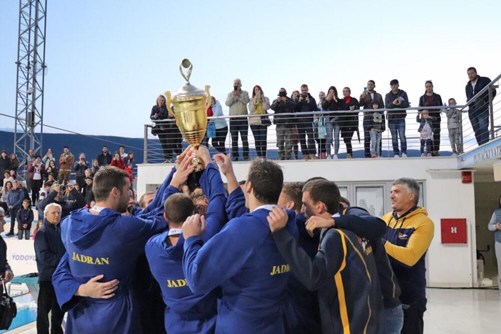 Vaterpolisti Jadrana sa šampionskim peharom, Foto: PVK Jadran Carine