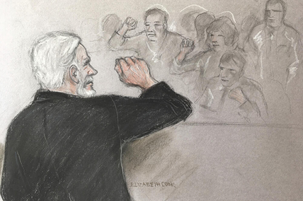Crtež sa suđenja u londonskom sudu: Asanž pozdravlja pristalice, Foto: AP