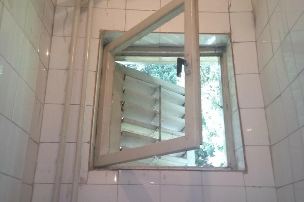Bez stakala na prozoru toaleta, Foto: URA