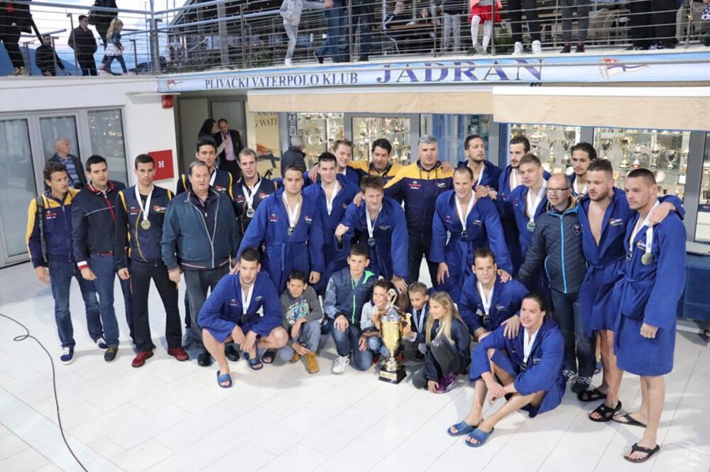 Vaterpolisti Jadrana sa šampionskim peharom