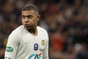 Kraj sezone za Mbapea, Mesi obezbijedio još jedan trofej