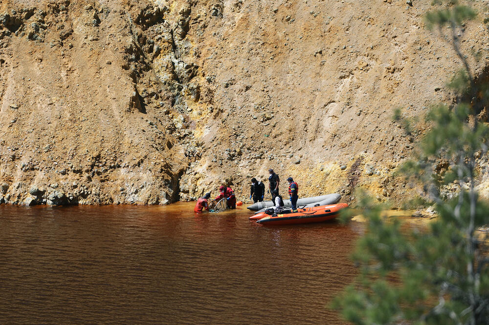 Ronioci i forenzičari pretražuju jezero u potrazi za žrtvama, Foto: Reuters