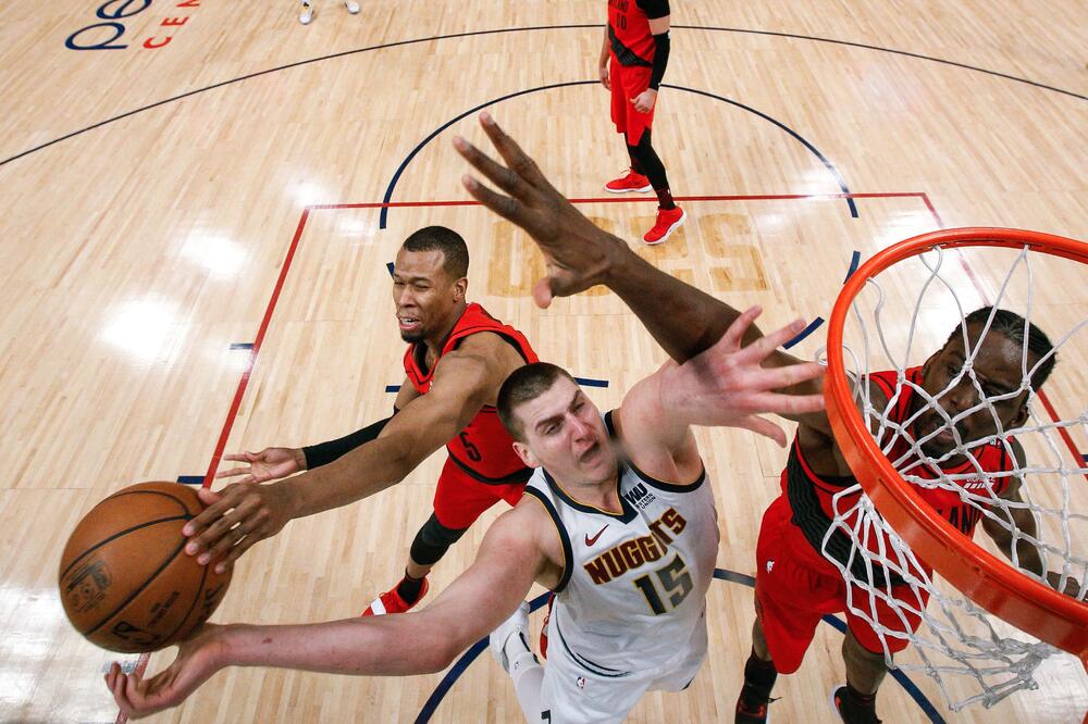 Nikola Jokić u duelu sa košarkašima Portlanda, Foto: Reuters