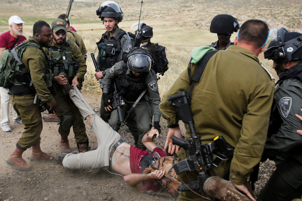 Privođenje stranog aktiviste tokom protesta protiv uništavanja palestinskih kuća na Zapadnoj obali, Foto: Reuters