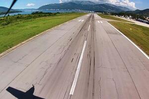 Inspekcija: Oštećenja ima, ali je pista aerodroma u Tivtu sigurna