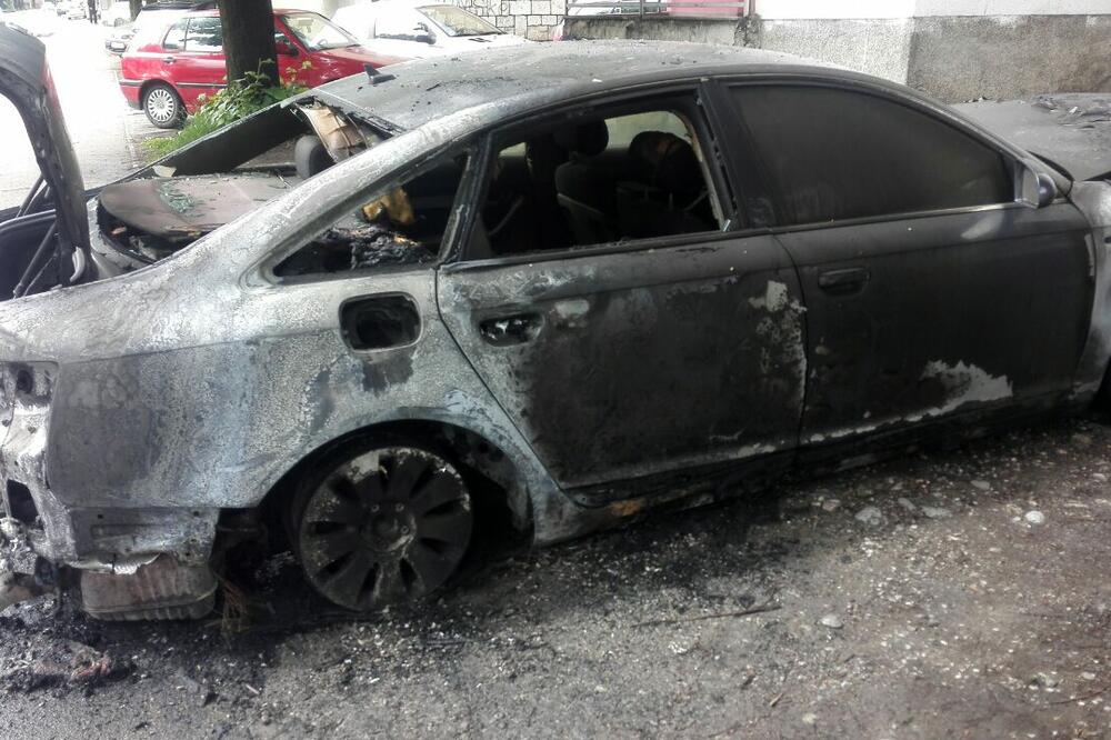 Vozilo u požaru potpuno uništeno, Foto: Tufik Softić