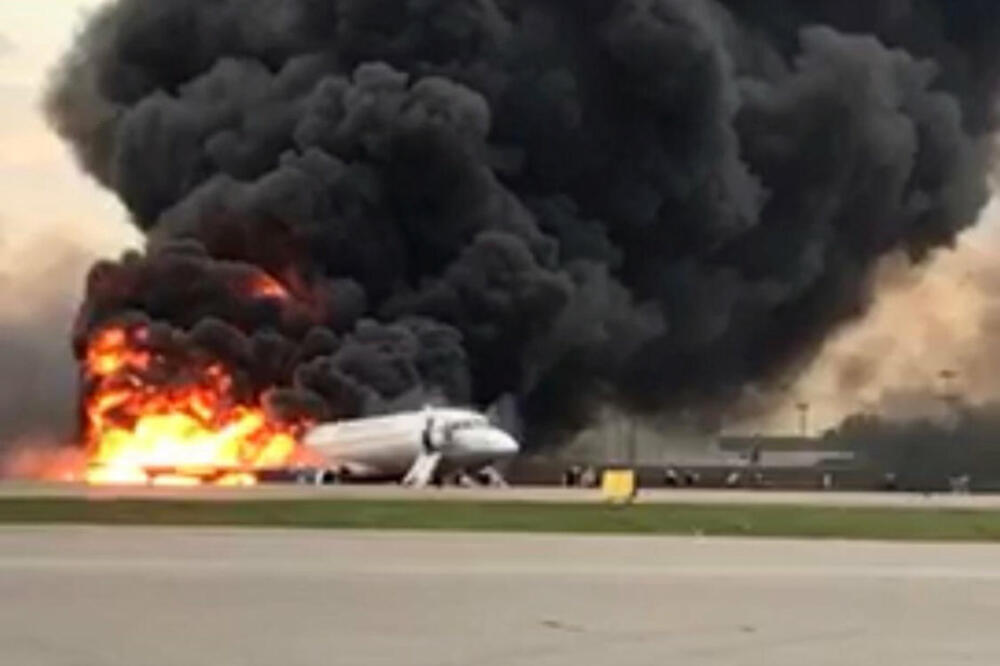 Avion gori na aerodromu Šeremetjevo, Foto: HANDOUT
