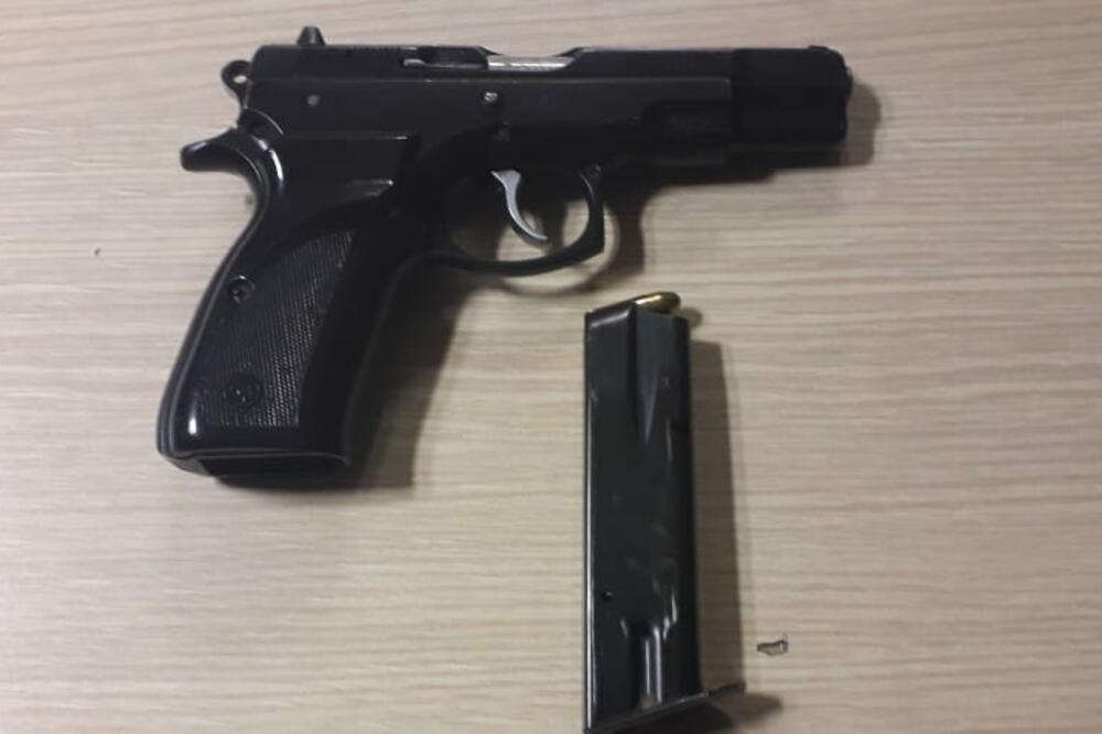 Oduzeti pištolj i municija, Foto: Uprava policije