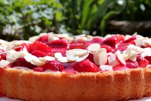 Kolač sa jogurtom, limunom i jagodama