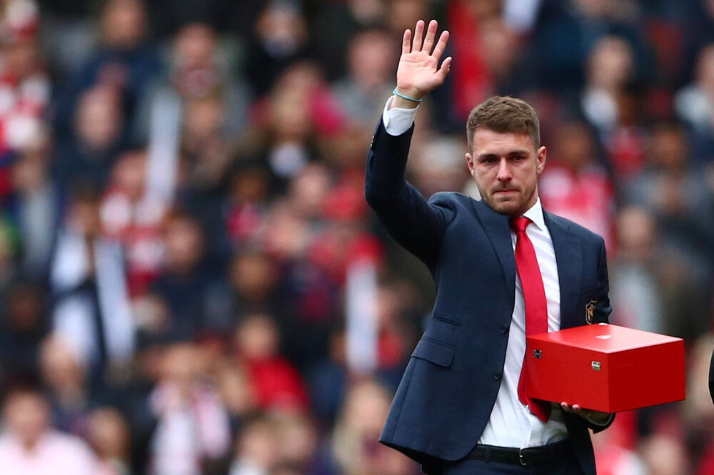 Ramzi nije mogao da sakrije suze na oproštaju od navijača na “Emirejtsu”, Foto: Reuters