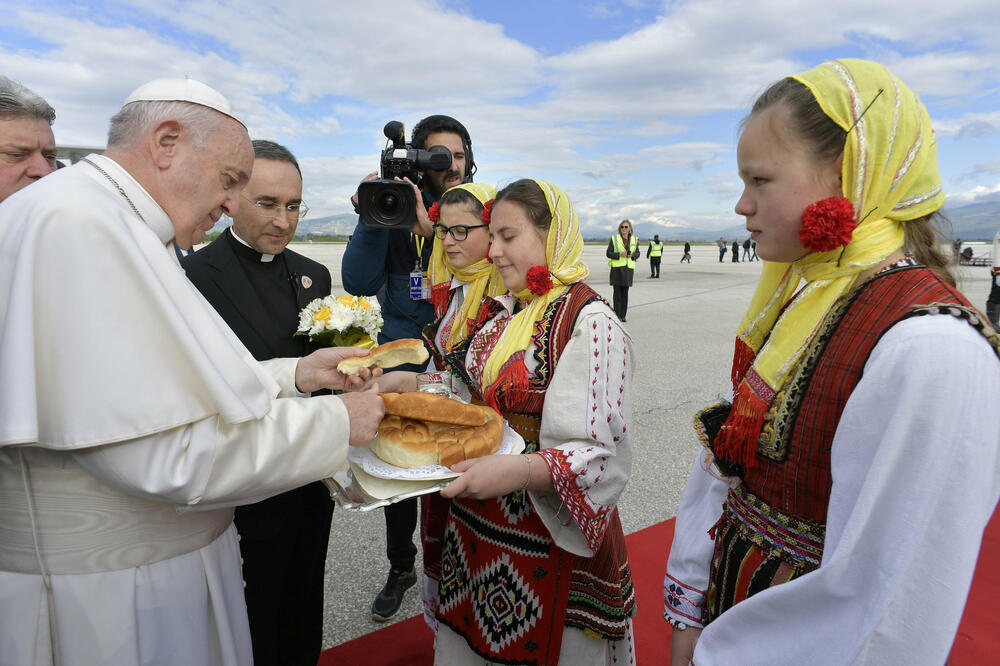 Doček na aerodromu, Foto: VATICAN MEDIA