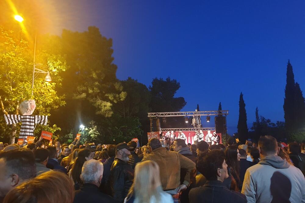 Sa večerašnjeg protesta u Podgorici, Foto: Srdan Kosović
