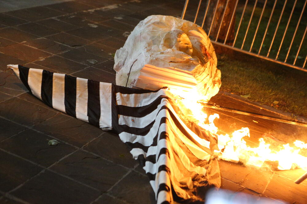 Ispred zgrade Predsjedništva, Foto: Savo Prelević