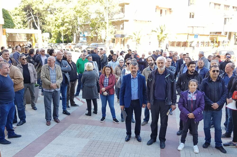 Sa skupa ispred Opštine, Foto: Siniša Luković