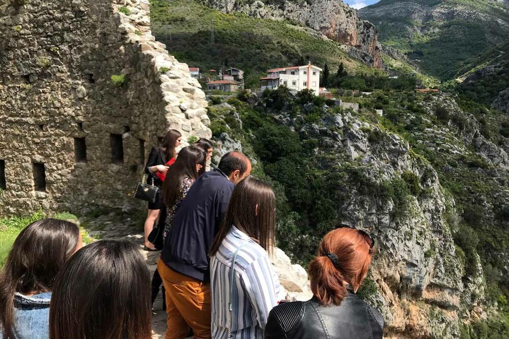 Tusristicki agenti obilaze Stari grad, Foto: TO Bar