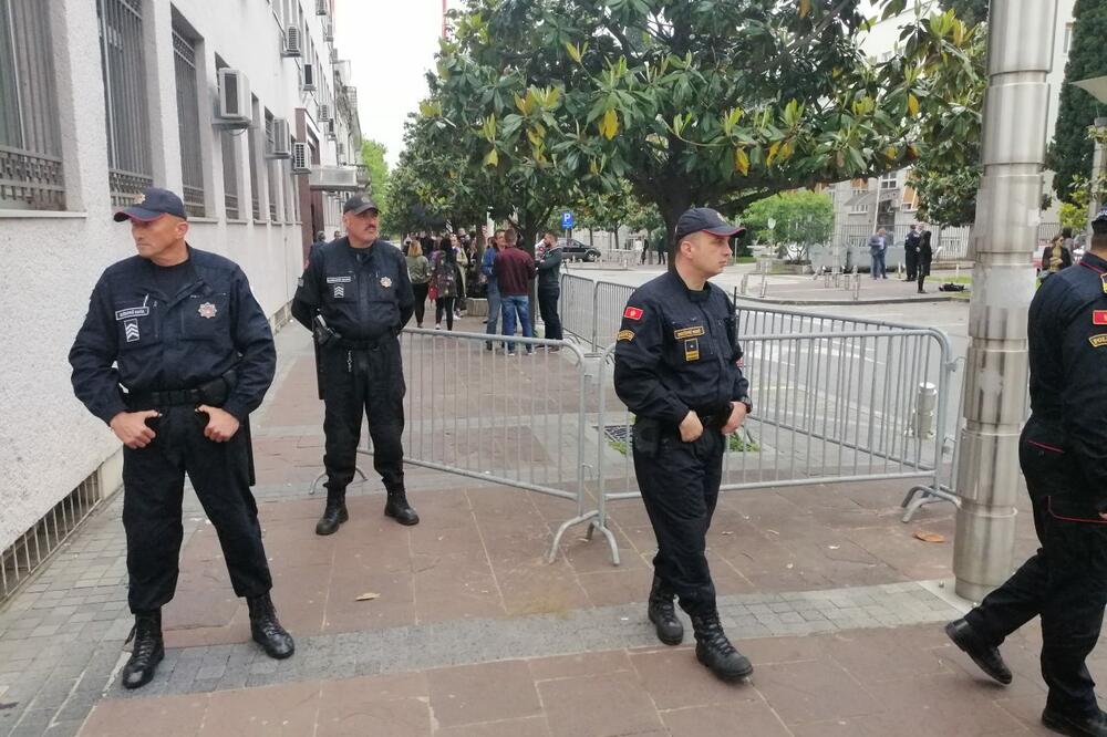 Pojačano prisustvo policije oko zgrade Vrhovnog tužilaštva, Vlade i Skupštine, Foto: Savo Prelević