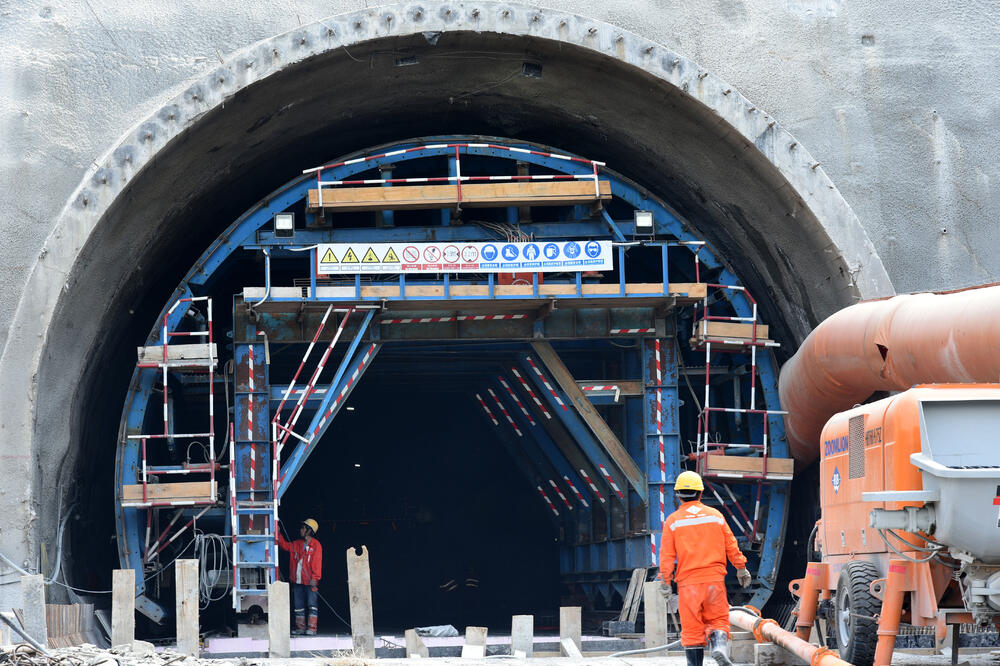 Nepredviđeni troškovi na svakom koraku: Sa gradilišta, Foto: Boris Pejović