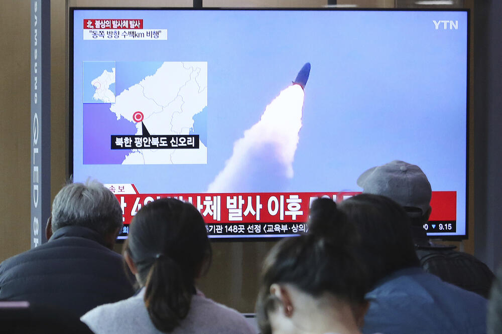 Okupljeni u Južnoj Koreji gledaju lansiranje u Pjongjangu, Foto: Ahn Young-joon/AP