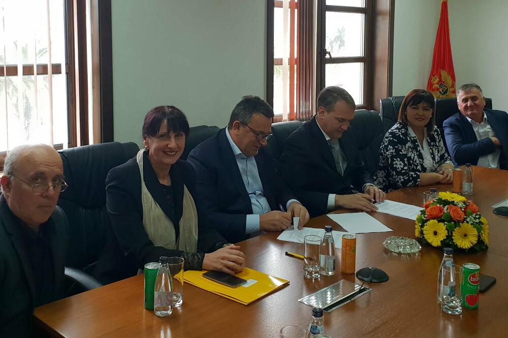 Potpisivanje ugovora o aneksu, Foto: AD Luka Bar