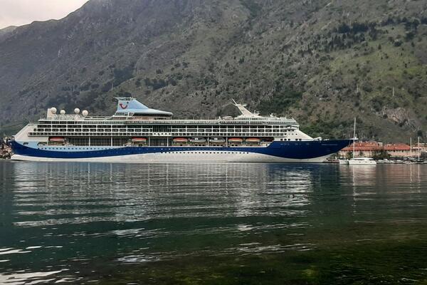 Pogledajte: Britanski kruzer uplovio u Luku Kotor