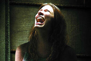 Mlada inženjerka u lavirintu misteriozne građevine