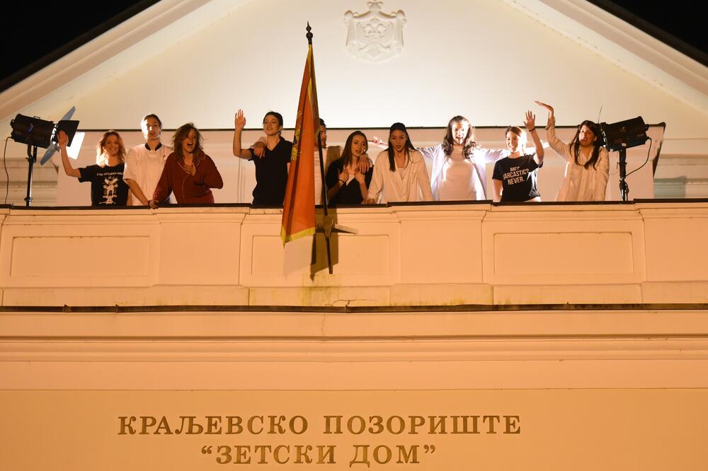 Uzvikivali "Ja sam Jelena Savojska": Glumci na kraju predstave, Foto: Savo Prelević