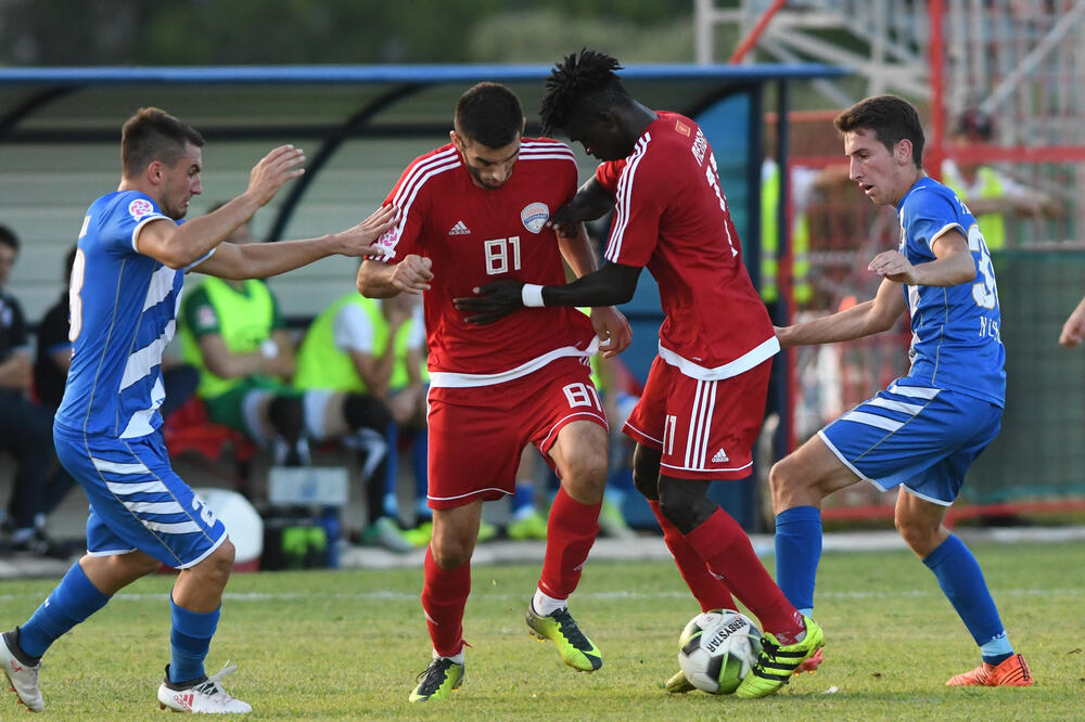 Pavlović i Mendi (OFK Titograd) i Marko Vučić (Sutjeska), Foto: Savo Prelević