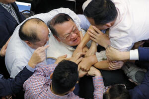 VIDEO Tuča u parlamentu Hongkonga