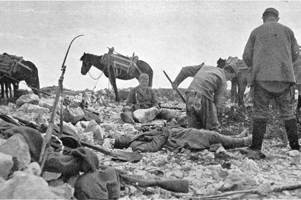 Crnogorci sahranjuju druga, Skadar 1913., Foto: H. Grant (Dily Mirror)