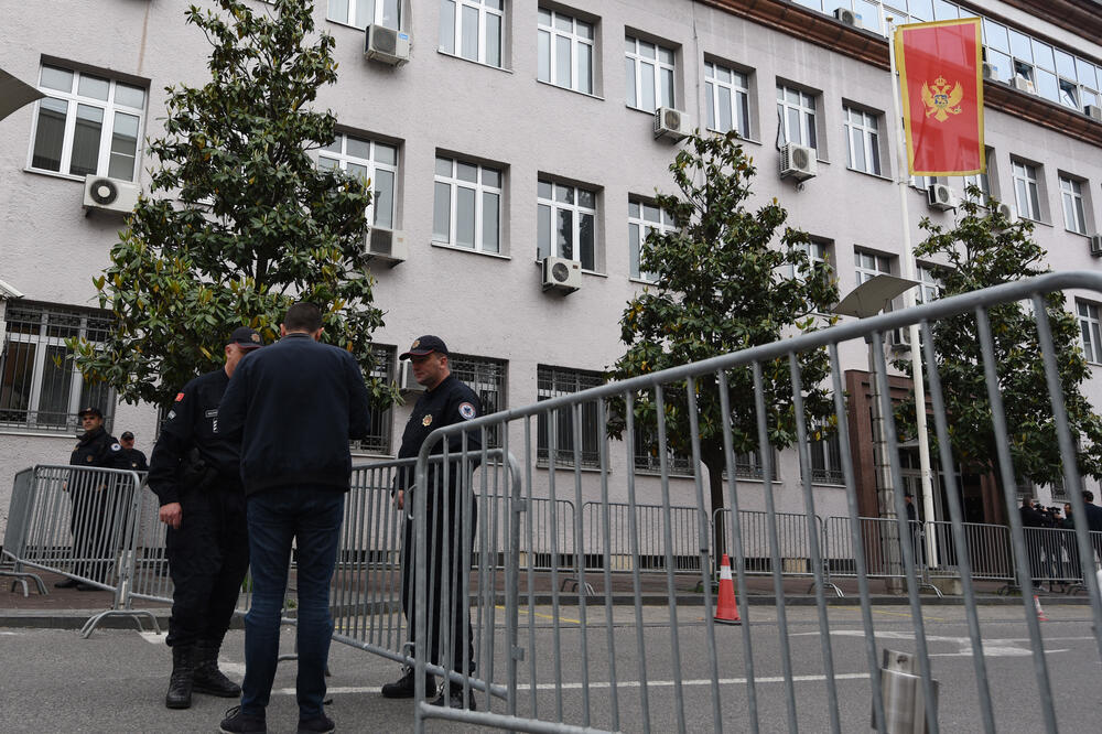 Detalj ispred Višeg suda, Foto: Savo Prelević