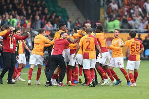 Ludilo u Turskoj: Dva penala za Galatasaraj, 12 minuta nadoknade i...