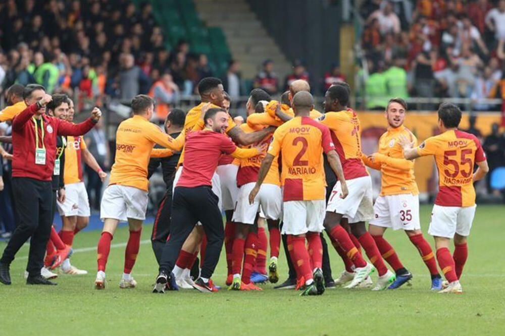 Slavlje igrača Galatasaraja poslije meča, Foto: Slavlje igrača Galatasaraja poslije meča
