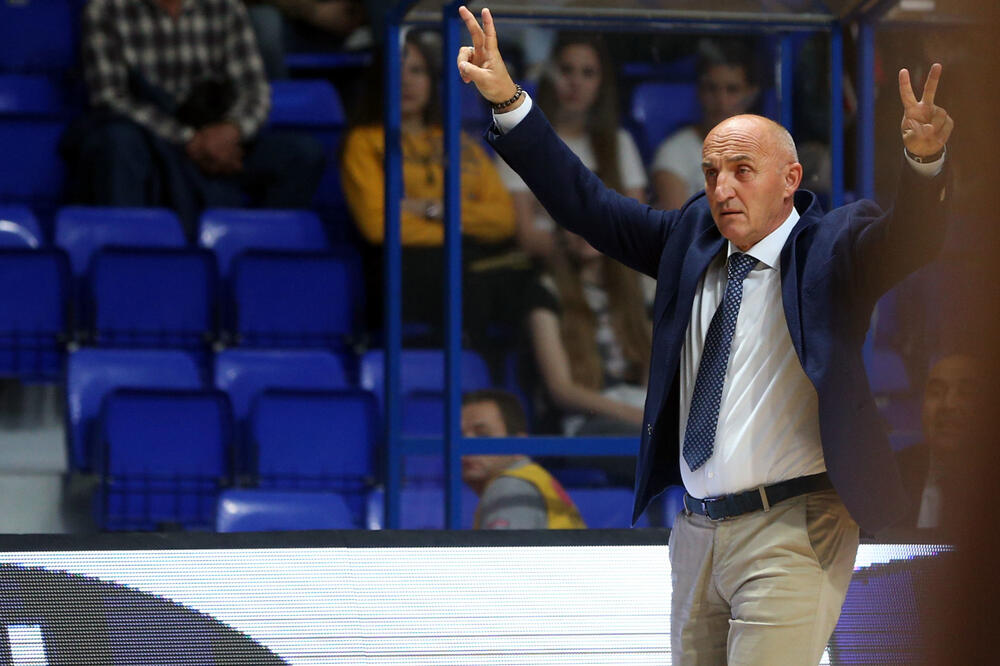 Mihailo Pavićević na večerašnjem meču u "Morači" (Foto: Filip Roganović)