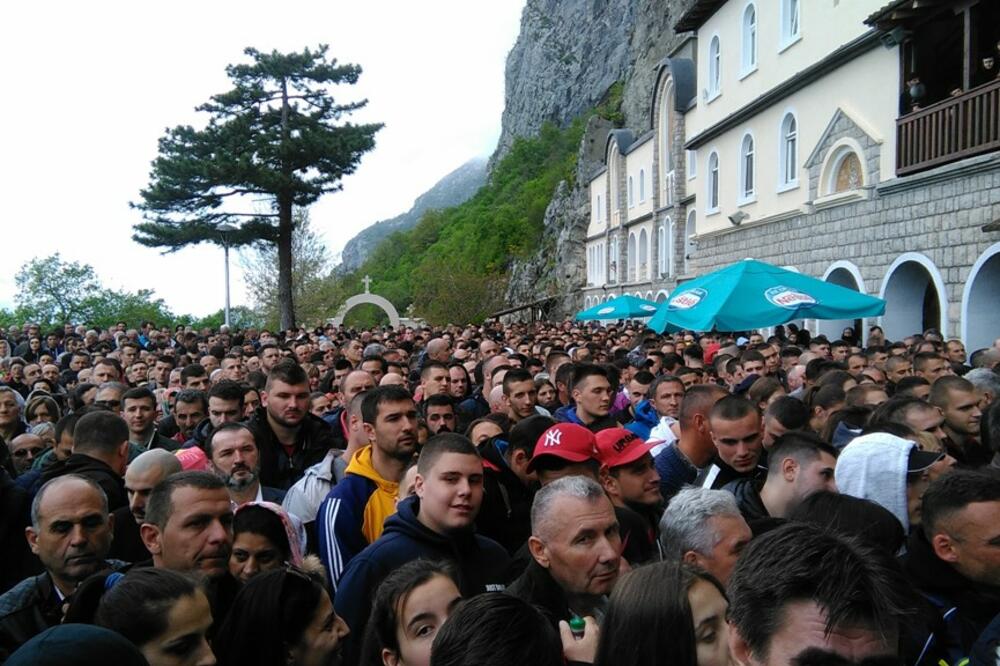 Danas ispred manastira, Foto: Svetlana Mandić