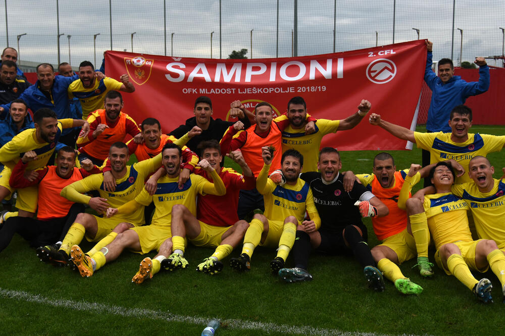 Slavlje fudbalera Mladosti iz Lješkopolja, Foto: Boris Pejović