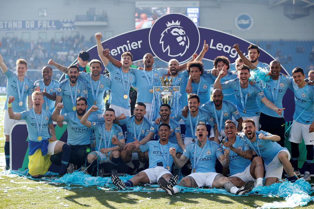 Da li su slavili uzalud: Fudbaleri Mančester sitija sa šampionskim peharom, Foto: Reuters