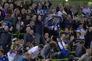 Premijerligaški sudija kao vođa navijača: Majk Din slavio odlazak...