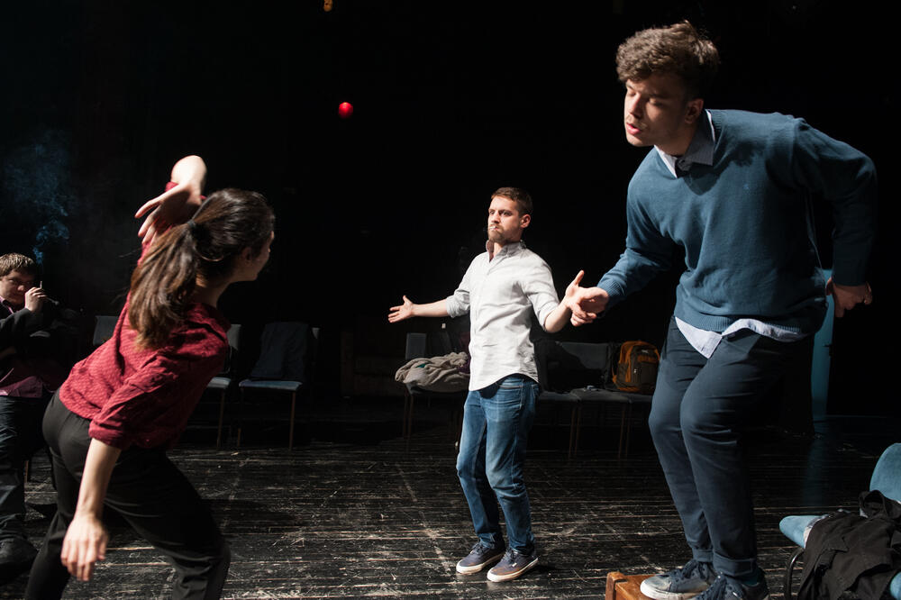 Scena iz predstave "Aura", Foto: Dejan Kalezić