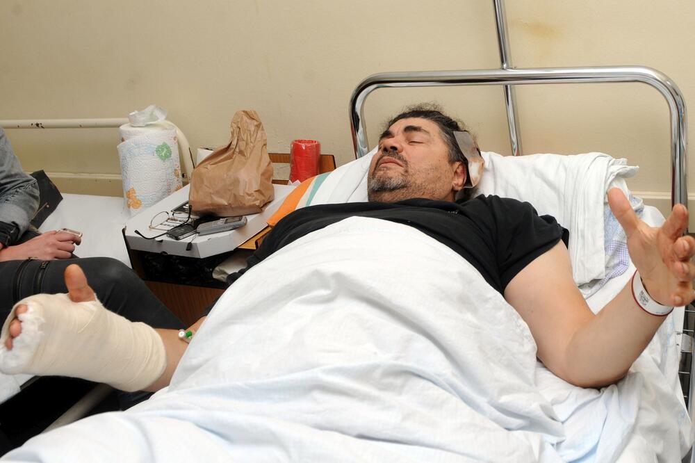 Miodrag Martinović u bolnici nakon što su ga pretukli pripadnici SAJ-a, Foto: Savo Prelević