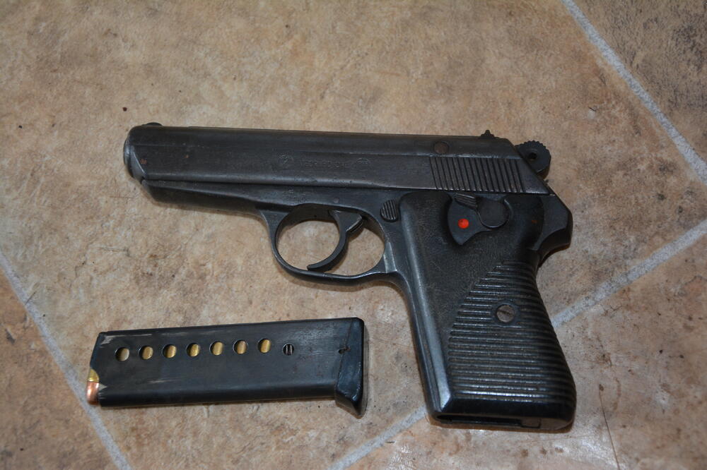 Oduzeti pištolj u Herceg Novom, Foto: Uprava policije