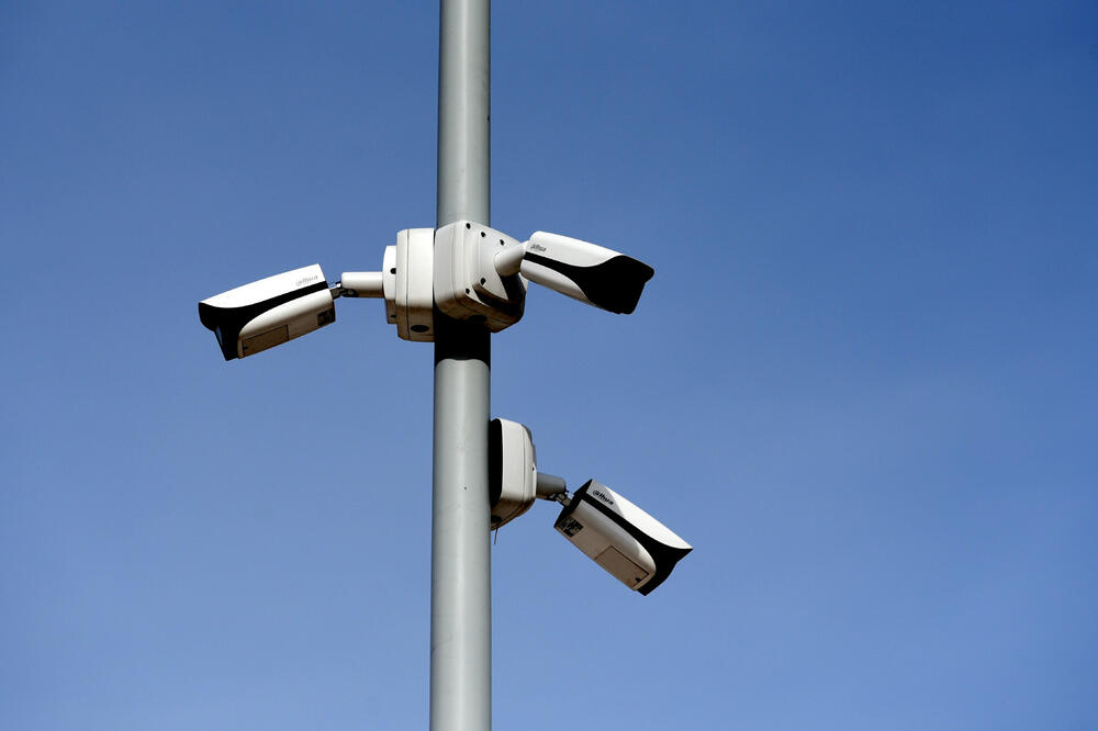 Kamere nelegalno instalirane na javnoj rasvjeti na trgu u centru Nikšića, Foto: Boris Pejović