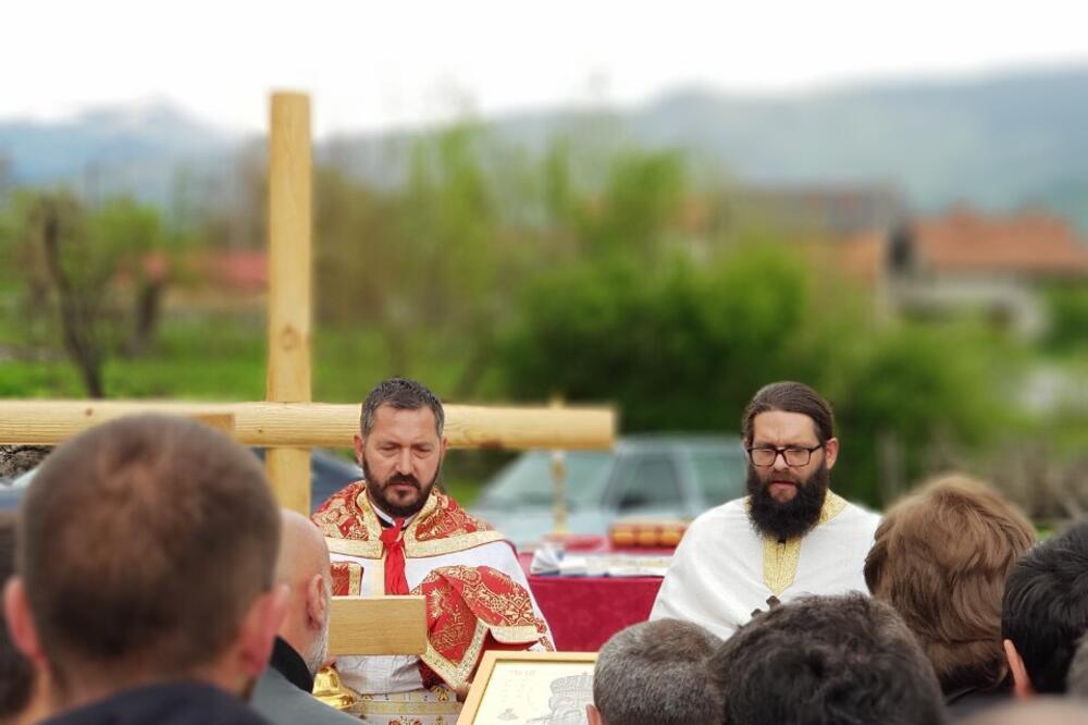 Neko iščupao drveni krst: Martinovići, Foto: Privatna arhiva