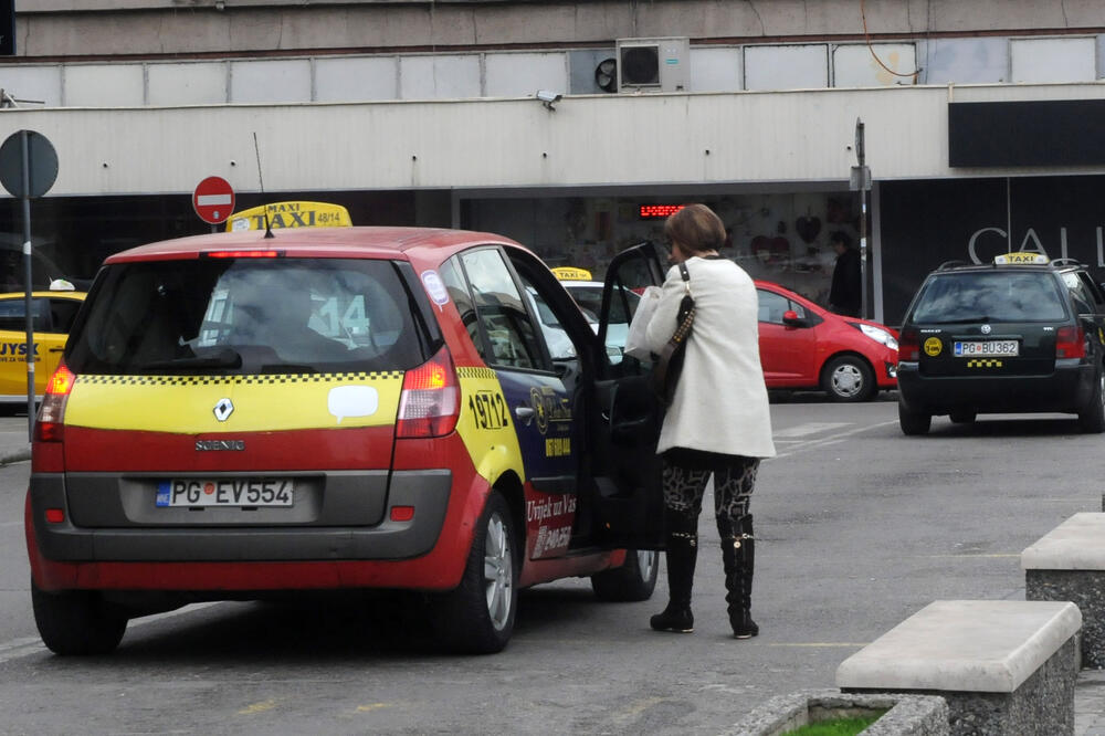Taksi stajalište na Trgu nezavisnosti, Foto: Luka Zeković