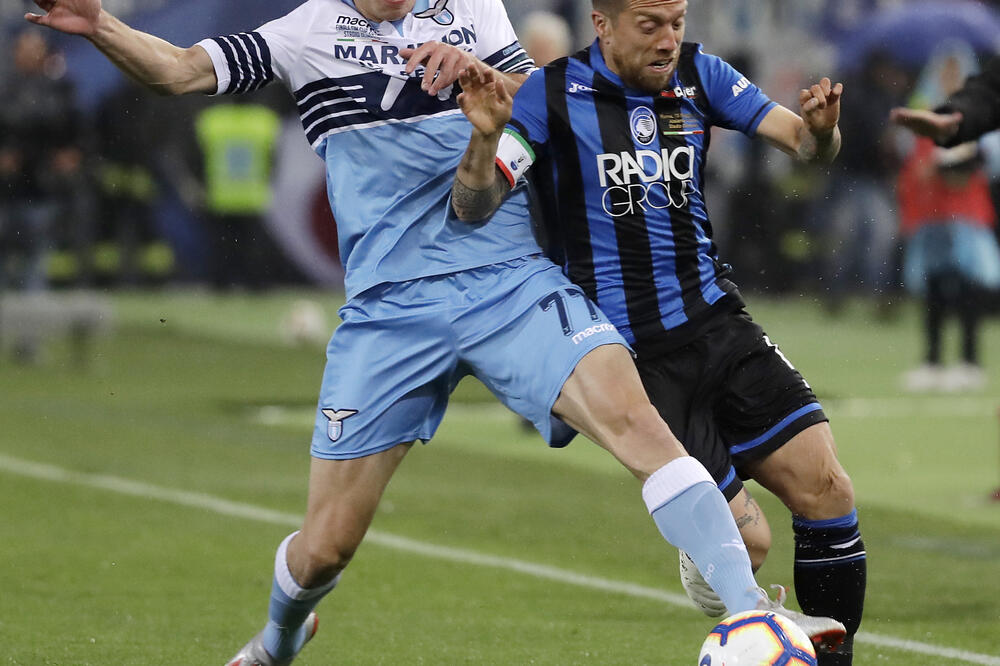 Marušić u duelu sa Gomesom, Foto: AP