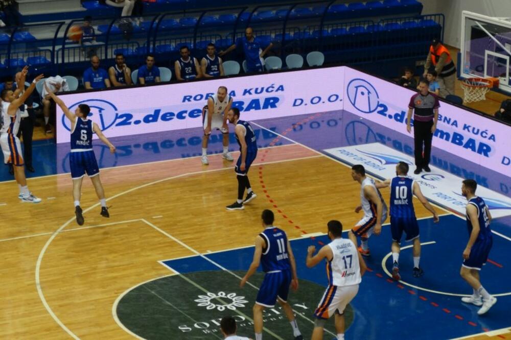Sa večerašnjeg meča Mornar - Sutjeska, Foto: Savo Prelević